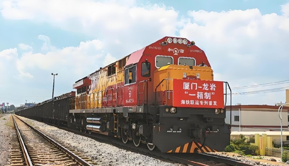 全國首趟“一箱制”專列廈門鳴笛，工業絲路助力暢通國際物流動脈